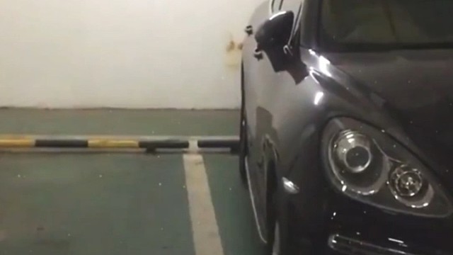 这停车人品真不错，你们猜开门会不会碰到