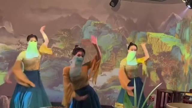 我与春风皆过客你携秋水揽星河，