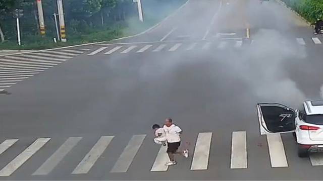 车辆行驶中突然自燃，还好他出现了
