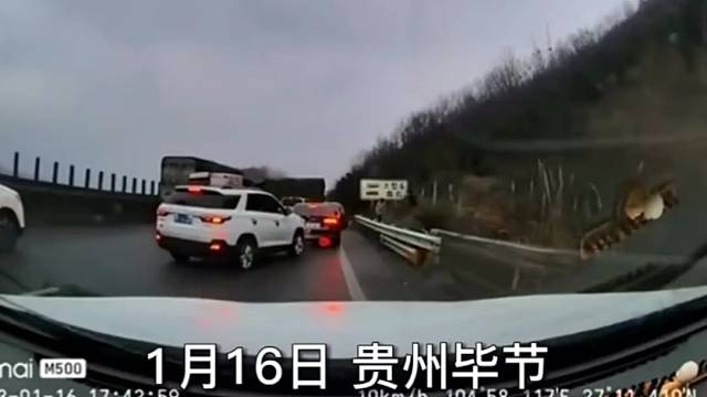 高速结冰，大车小车连环相撞