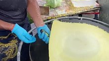 大爷路边摊煎饼 网友：煎饼摊出了“艺术感”