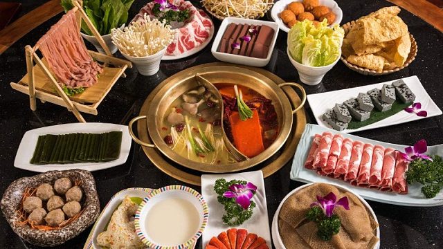 感谢 晓玛丽老板的大火锅哇  哈哈哈哈 那么 开饭了 跑得快吃得多