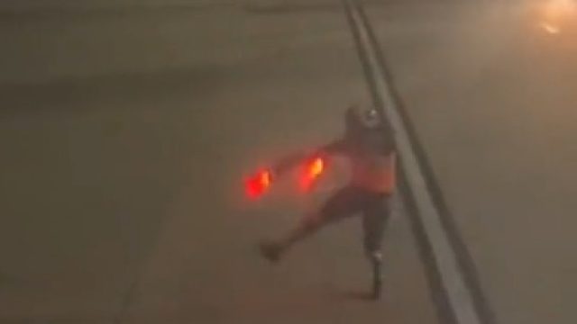 空姐：各位旅客，飞机暂时需要停靠一下，机长下去打个人马上回来就起飞