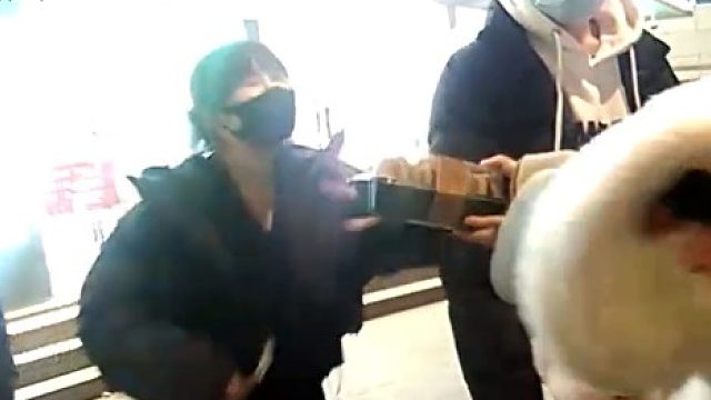 几千元的兔年红包掉在马路上，看着厚厚的一沓钱，三个年轻人马上报警了