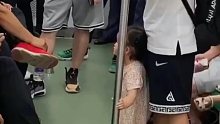 出门有这么多爸爸保护再也不怕坏人啊！