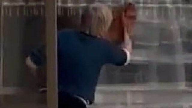 隔着屏幕都腿软！老人站11楼外擦玻璃邻居及时制止