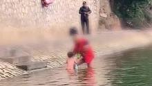 老人带孩子河边冬泳，小孩被冻得哇哇哭