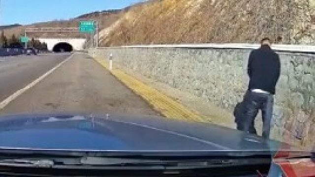 男子高速应急车道停车方便被后车撞，估计这辈子尿尿都有阴影了