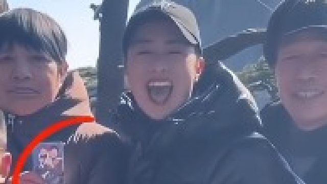 女子带公婆出游，携亡夫照片合影：老公我们来黄山了