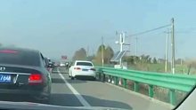 高速堵车，奥迪车走应急车道，没想到警察叔叔在前面等着…