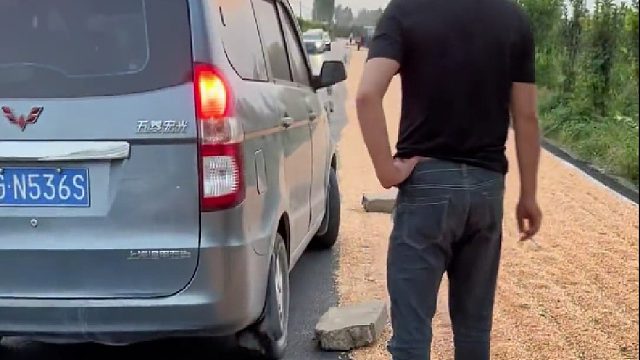 农民苦农民累，农民晒粮留个路中不中？