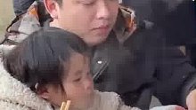 妻子拍下丈夫和闺女干饭时刻，一个比一个吃得香