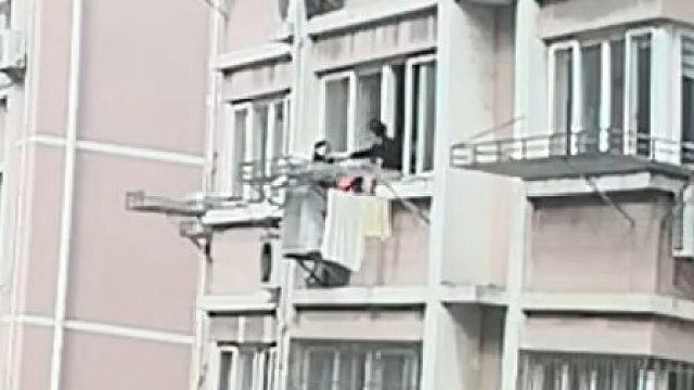 幼童从5楼坠落到3楼晾衣架，家住3楼的高中生和母亲合力将孩子拉进屋内