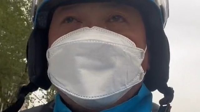 大年三十暖心订单！小哥笑着笑着就哭了，被顾客的举动感动了