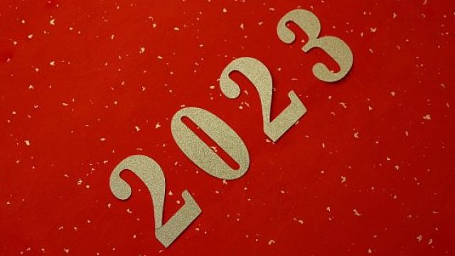 感谢 无业老板的告白灯牌哇  哦吼 新年快乐啊 又陪了仔仔一年了