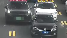 男子驾驶车辆加塞不成，气不过竟一路别车。网友：心眼太小了