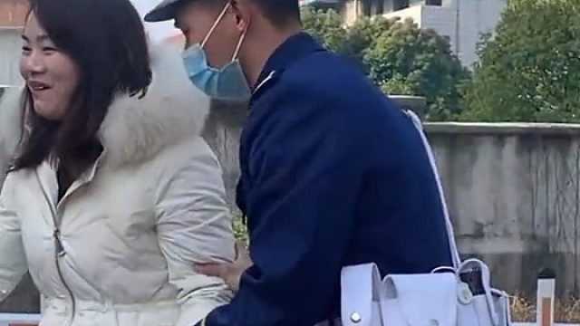 热心大姐提着水果和平安符来消防队送新年礼物