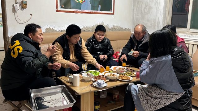 大年三十，全家团圆，老少齐上放烟花，烤羊肉，吃饺子，其乐融融