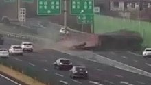 小车高速错过路口强行变道，后方货车避让不及发生侧翻