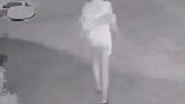 外出打工的人，深夜只能在监控里看自己的妻子