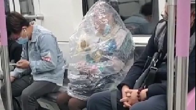 女子地铁上罩上塑料袋