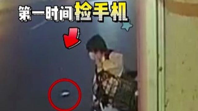 女子骑车看手机，撞上违停汽车。网友：看着都疼