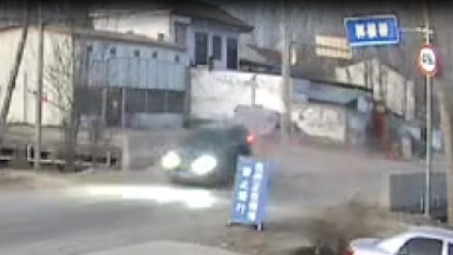 这声音，像放鞭炮一样