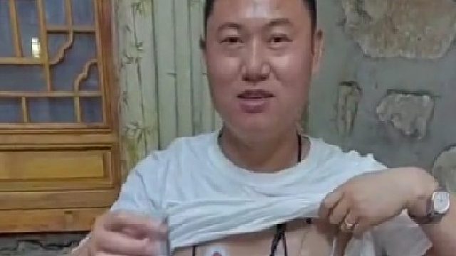 在座的各位还是少喝点