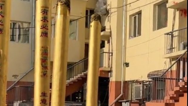 女子发现小区楼下燃烧巨型香，“从来没见过这么大的”，网友：这得求多大的事儿啊