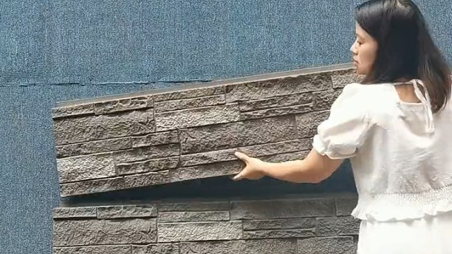 十分钟就能铺好一面墙的文化石，它的质量很轻，还防水，如果你家是毛坯房，可以打上结构胶直接上墙安装，