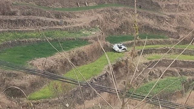 是滚下来的还是飞下来的啊，路在哪里啊