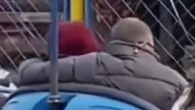 大爷单手握方向盘，搂着大妈玩碰碰车，大爷还是懂浪漫的