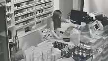 一女子用“缩骨功”进店行窃，原路返回时突然脑袋被门卡住了，直到被巡逻保安发现