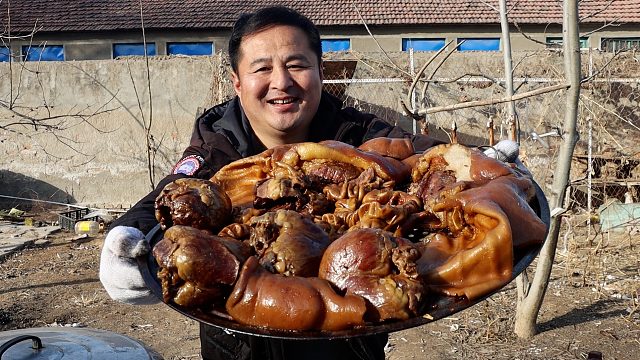 1个大猪头、5颗猪心、1套大肠，做一些熏肉，烟熏香味，很美味