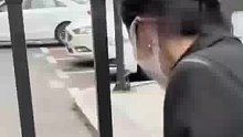 女子身形苗条随意穿过小区栅栏，惊呆同行姐妹