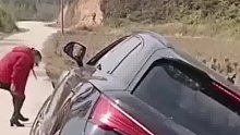 偶遇前车掉沟里，后车拿手机拍视频记录，没想到自己也掉沟里了