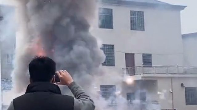 鞭炮一响黄金万两，年头红到年尾，声音震天响，场面吓人