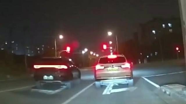 不让你闯红灯偏不听，这一下老实吧