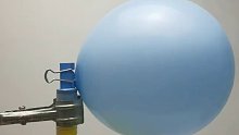 为什么不是两个气球达到平衡？这是什么原理？