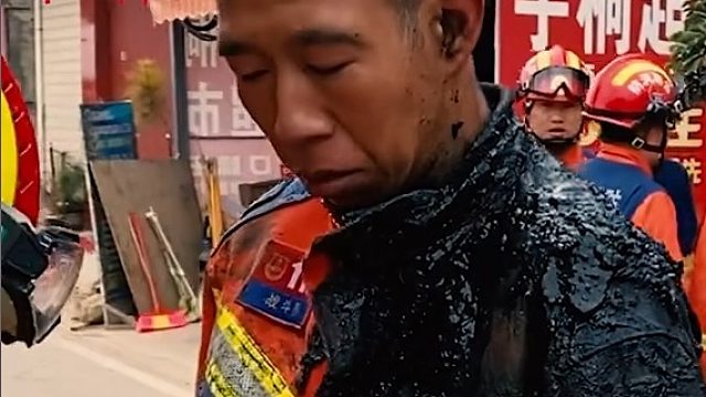 消防员在下水坑道成功营救跌落老人，一身沾满污泥。网友：再脏都是最帅的样子