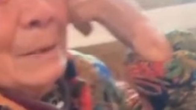 奶奶不识字误拿狗粮当巧克力豆招待街坊，要不是发现早，一包粮就被吃完了