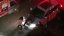 两年轻人闹矛盾，过路车遭殃