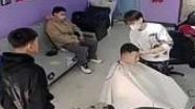 男子结婚做造型，要求理发师5点起床做造型，结果价格没谈拢被拒绝，你们怎能看