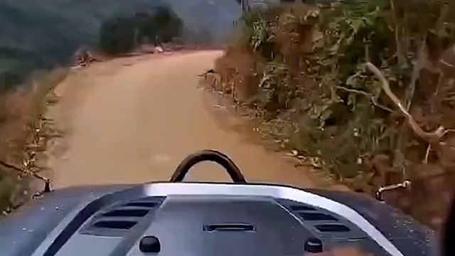 这大哥真淡定还抽上烟了