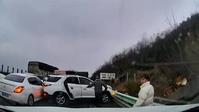 遇到道路结冰路况，记得谨慎慢行