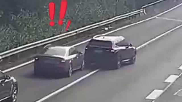 低头看导航，导致多车追尾