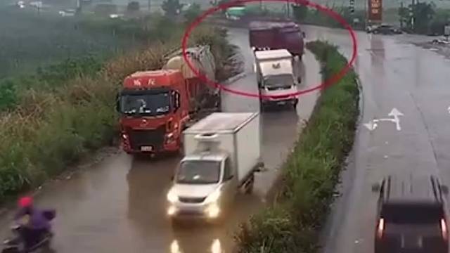 横穿马路，导致大货车侧翻