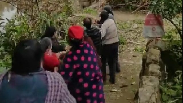 农村大叔大妈组图锯树，不慎砸到屋顶！