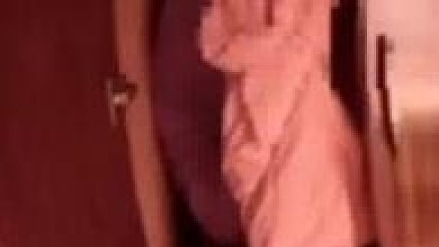 女子怀疑家中衣柜进小偷，原来是自己老公不想上班。