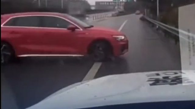 这位女司机压根就没有意识到这件事儿的严重性